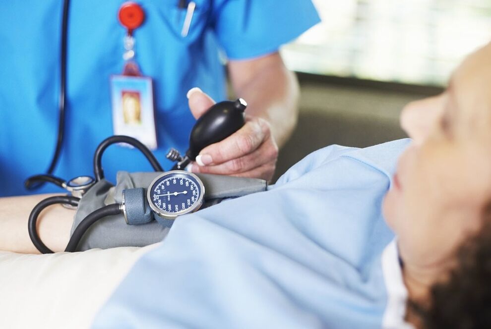 Liječnik mjeri pritisak pacijenta s hipertenzijom
